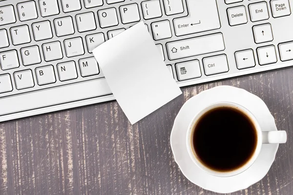 Desk with keyboard and black coffe — Stock Photo, Image