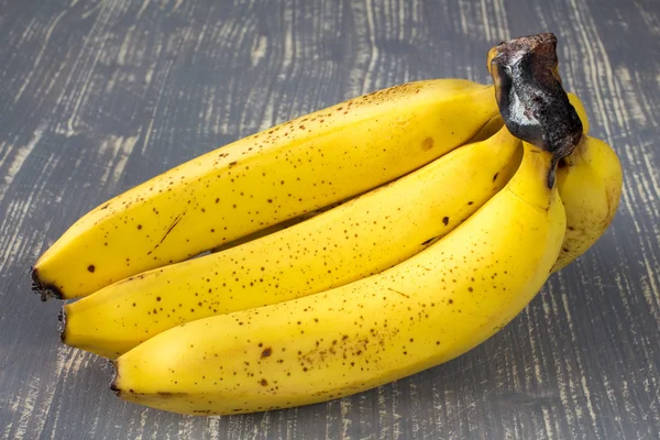 Gula bananer på träytan — Stockfoto