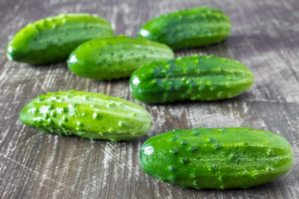 Gurkor på trä bakgrund. — Stockfoto