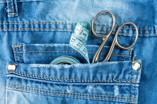 Tasca di jeans con strumenti di progettazione di moda — Foto Stock