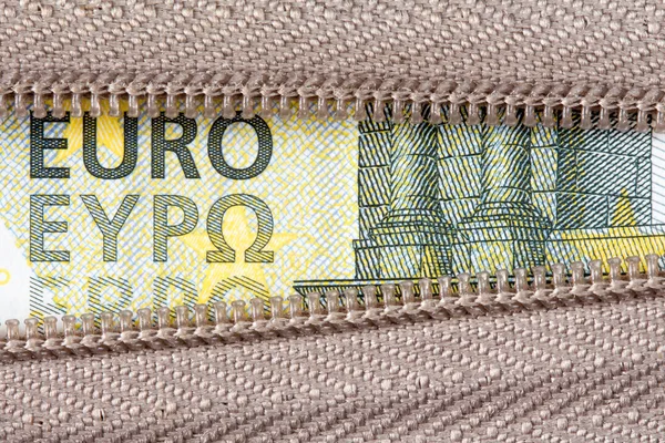 Fünf Euro und Reißverschluss — Stockfoto
