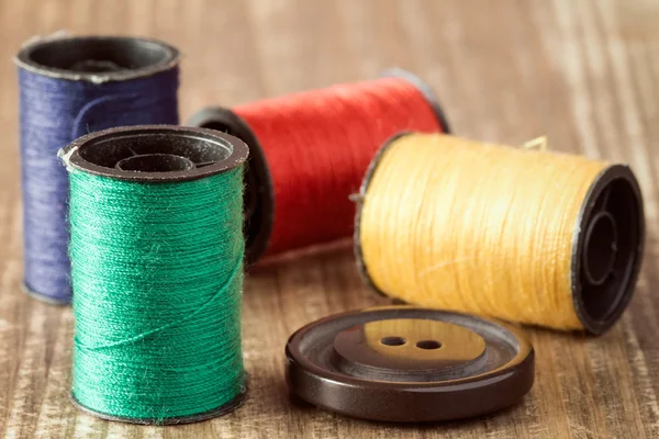 Spools of thread and button — Stock Photo, Image