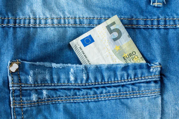 Cinque euro in tasca dei jeans — Foto Stock