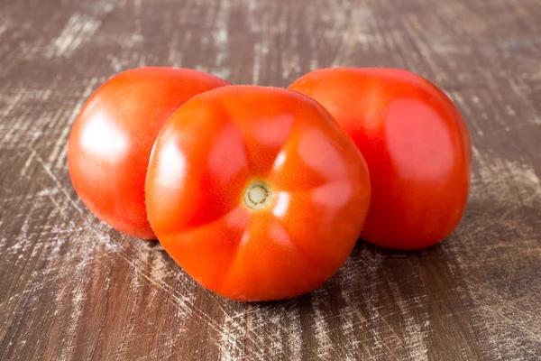 Três tomates vermelhos. — Fotografia de Stock