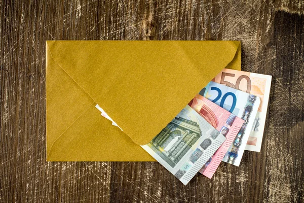 Golden envelope with Euro bills. — Stock Photo, Image