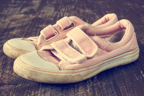 Een paar oude roze sneakers — Stockfoto