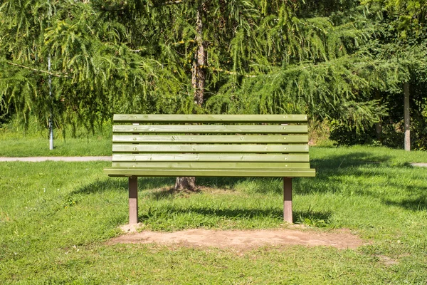 Empty wooden bench in a park — Stock Photo, Image