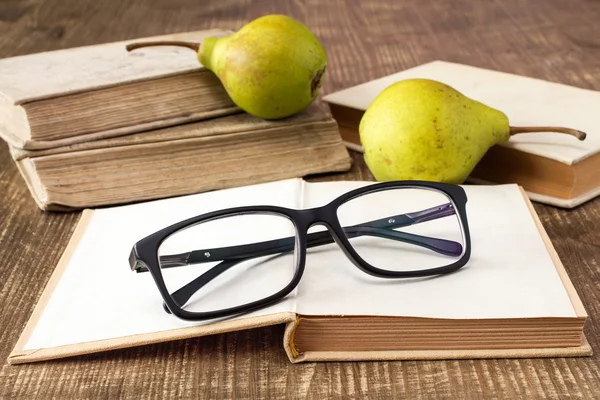 Boeken, glazen en peren — Stockfoto