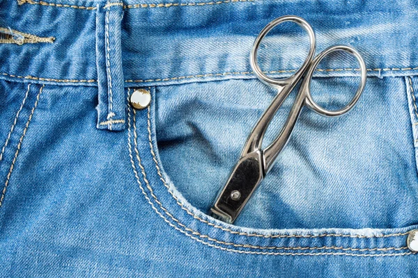 Bolsillo de los pantalones vaqueros con una tijera de metal — Foto de Stock