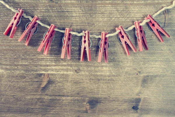 Antiguas pinzas para la ropa en la cuerda. — Foto de Stock