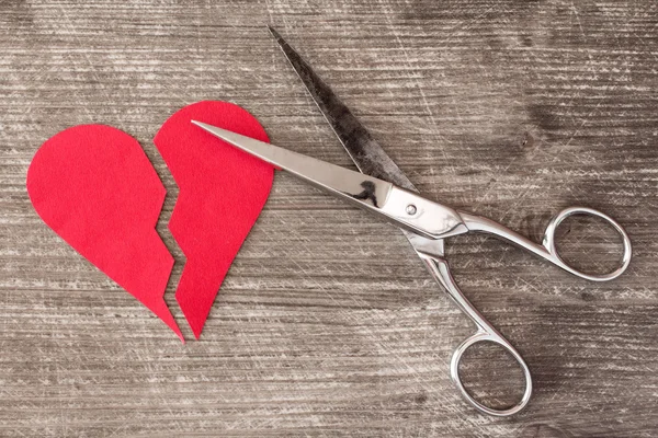 Złamane serce czerwone i nożyczki — Zdjęcie stockowe