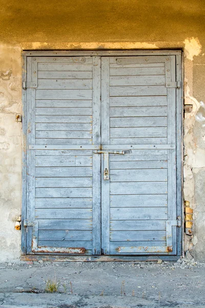 Ξεπερασμένο πόρτα μπλε — Φωτογραφία Αρχείου