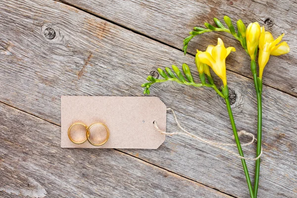 Freesia üres címke és esküvői Jegygyűrűk — Stock Fotó
