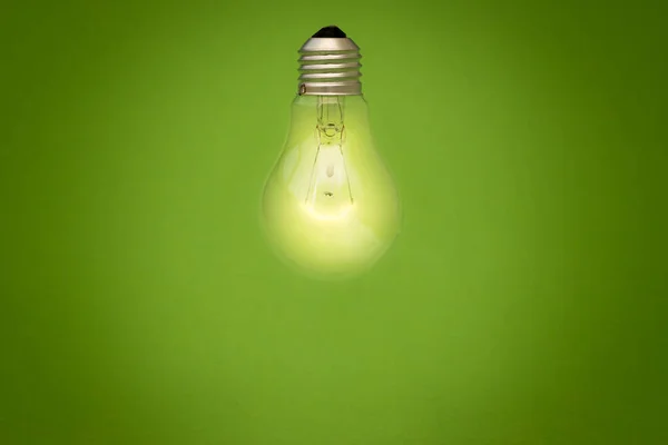 Ampoule Lumineux Sur Fond Vert Concept Écoénergie — Photo