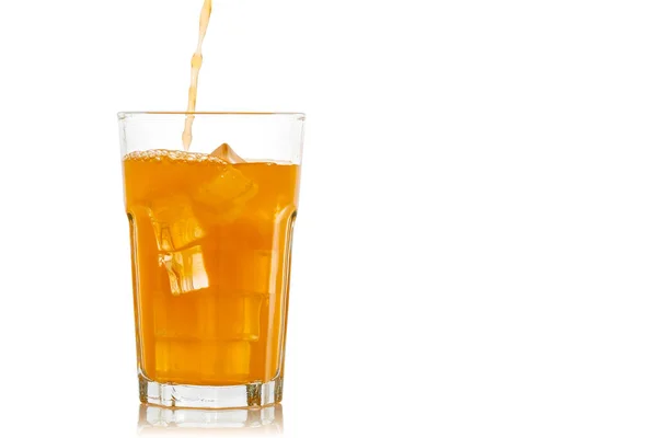 Orangensaft Wird Ein Glas Mit Eiswürfeln Gegossen Isoliert Auf Weißem — Stockfoto