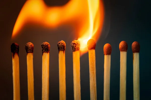 暗闇の中で燃えるマッチ 火のスタイリング 隣人に火をつけるマッチを燃やす アイデアやインスピレーションのメタファー — ストック写真