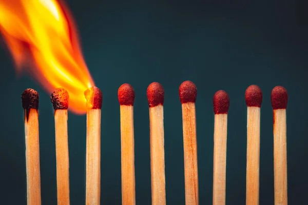 Brennende Streichhölzer Isoliert Vor Dunklem Hintergrund Feuerstyling Brennendes Streichholz Das — Stockfoto