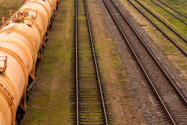 石油輸送鉄道輸送 ガソリンをタンクに運ぶ列車 上からの眺め — ストック写真