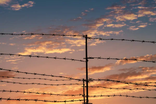 Silhouette Des Stacheldrahtzauns Mit Dämmerhimmel Sich Still Und Einsam Fühlen — Stockfoto