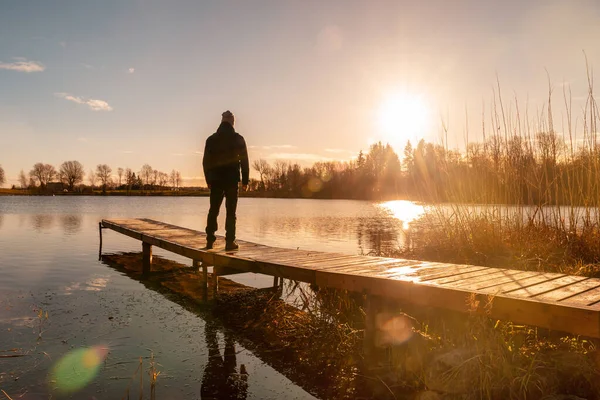 Özgürlüğü Hissetmek Güneşin Doğuşuna Bakan Yetişkin Bir Adamın Arka Planı — Stok fotoğraf