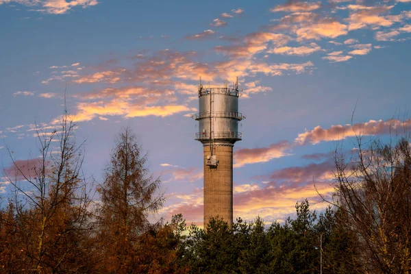 Ruhige Aussicht Die Natur Mit Wasserturm Und Wunderschönem Himmel Hintergrund — Stockfoto