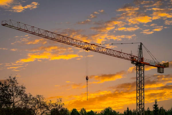 Silhouet Van Industriële Bouwtorenkraan Tegen Zonsondergang Hemel Achtergrond Vastgoedgebouw Ontwikkeling — Stockfoto
