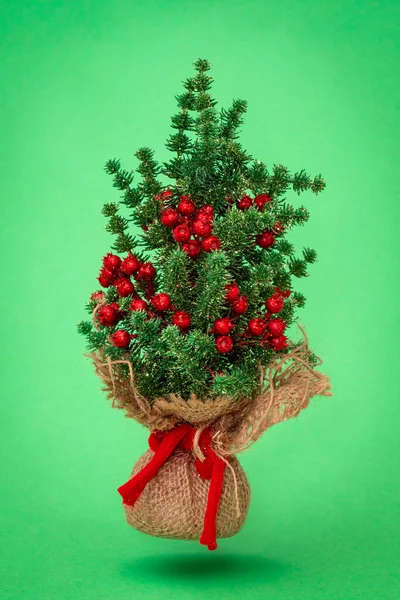 Árvore Decorativa Abeto Xmas Que Pendura Sobre Fundo Azul Ano — Fotografia de Stock