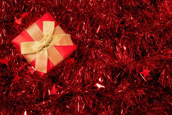 圣诞礼品盒的背景是闪亮的红色金银花 圣诞或新年装饰 — 图库照片