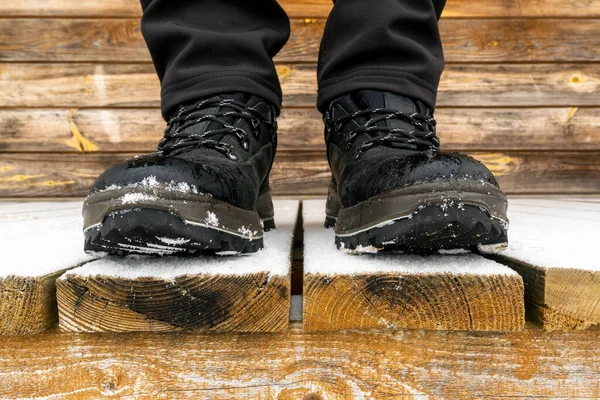 Close Van Voeten Van Een Toerist Wandelschoenen Tijdens Winter — Stockfoto