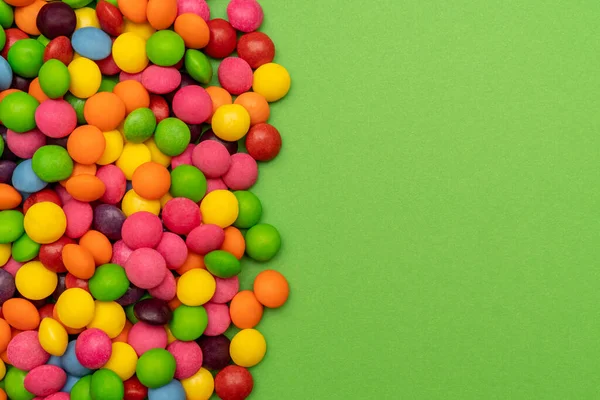 Viele Bunte Bonbons Auf Grünem Hintergrund Kopierraum — Stockfoto