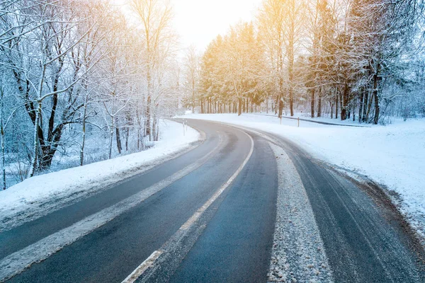 冬季雪地乡村道路景观 肮脏的冬季乡间道路 冬季肮脏的乡村道路景观 — 图库照片