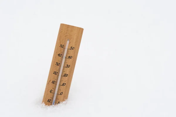 Termómetro Sobre Nieve Que Muestra Baja Temperatura Celsius — Foto de Stock