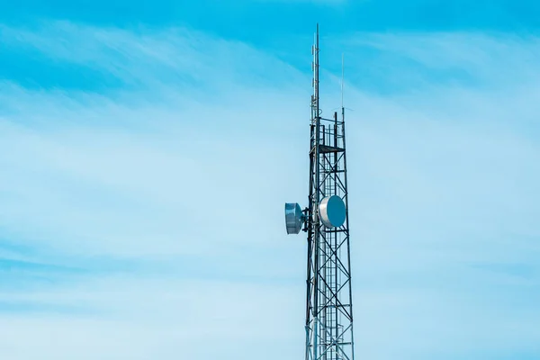 Телекоммуникационная Башня Антеннами Спутниковой Антенной Ясном Голубом Небе — стоковое фото