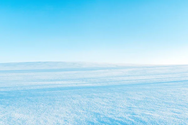 蓝天下白雪覆盖的田野 冬季景观 — 图库照片