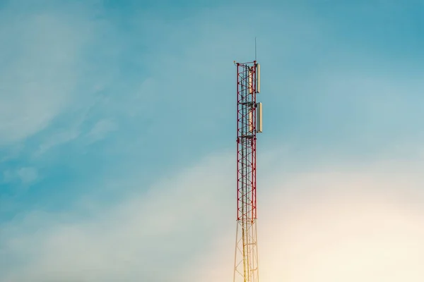 Telekomunikační Věž Slunečním Zářením Síťová Telekomunikační Zařízení Rádiovými Moduly Chytrými — Stock fotografie