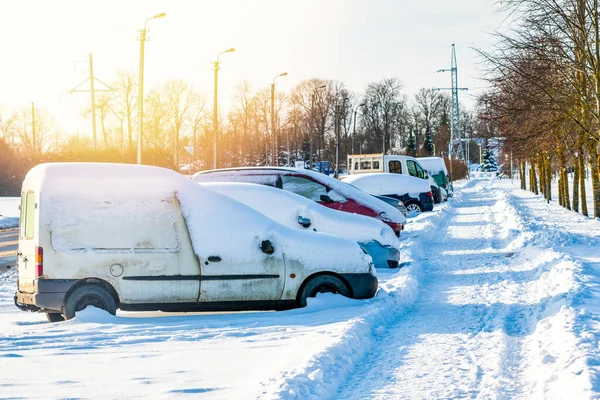 Parking Samochodami Oświetlonymi Słońcem Pokrytymi Świeżym Śniegiem — Zdjęcie stockowe