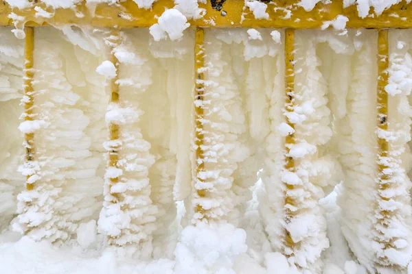 Металлический Забор Покрытый Снегом Льдом Холодная Зима — стоковое фото