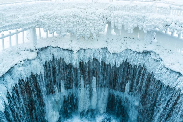Fagyott Vízesés Folyik Egy Kis Gáton Téli Háttér — Stock Fotó