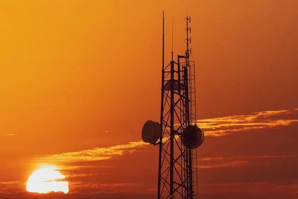 Silueta Komunikační Věže Pozadí Západu Slunce — Stock fotografie