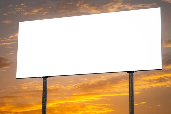 먹구름낀 하늘에 상업용 광고판을 배경으로 — 스톡 사진