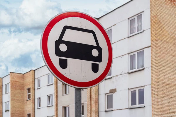 Πινακίδα Δεν Αυτοκίνητα Κοντά Στο Κτίριο Παράθυρο — Φωτογραφία Αρχείου