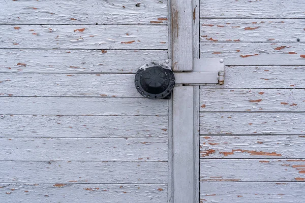 Cadenas Avec Protection Contre Pluie Accroché Une Vieille Porte Bois — Photo