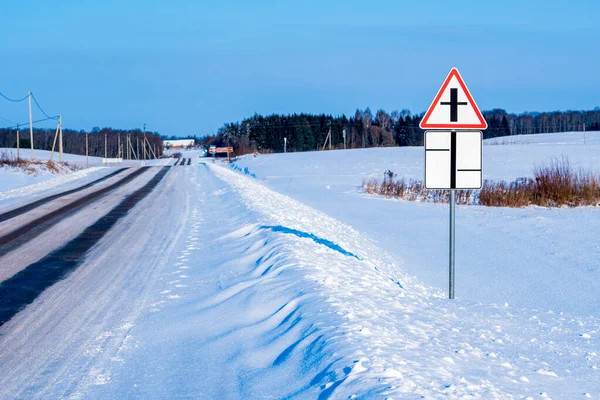 Znak Drodze Polu Śnieżnej Zimie — Zdjęcie stockowe