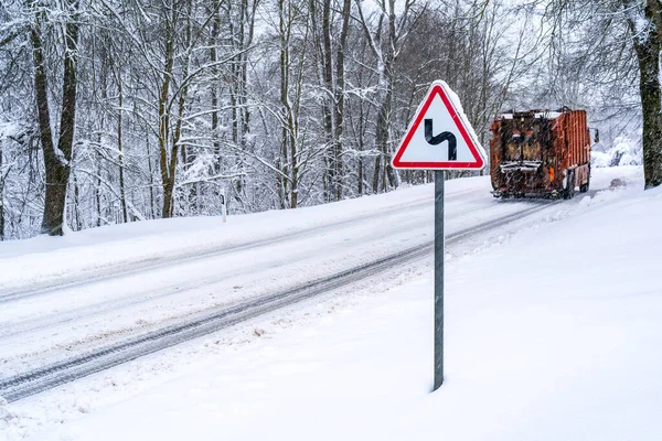 Ciężki Transport Zakrzywionej Śnieżnej Drodze Krajowej — Zdjęcie stockowe