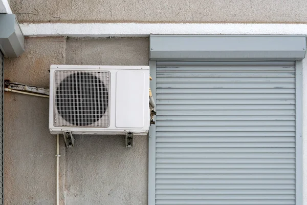 壁の屋外のエアコンコンプレッサー — ストック写真