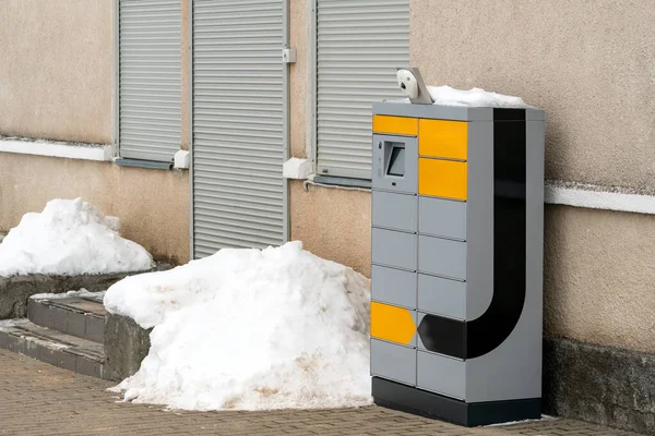 Small Automated Self Service Post Terminal Parcel Storage Machine Outdoors — Stock Photo, Image