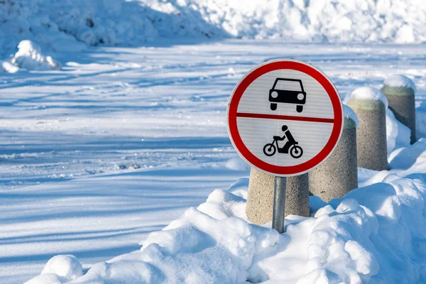 Letrero Que Dice Hay Entrada Para Automóviles Motocicletas Pie Nieve —  Fotos de Stock