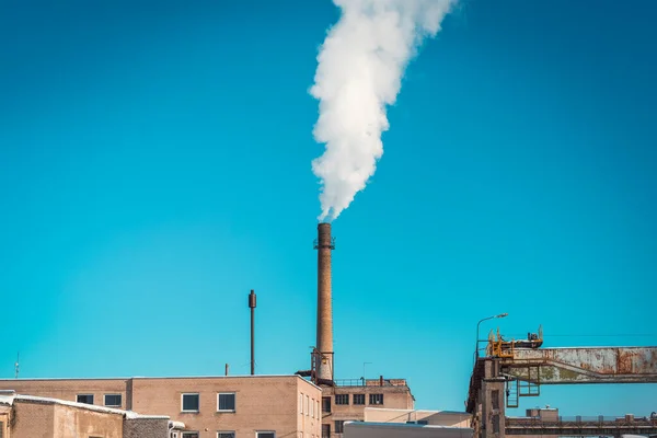 工場はパイプから煙と煙を放出します 産業用煙による大気汚染 — ストック写真