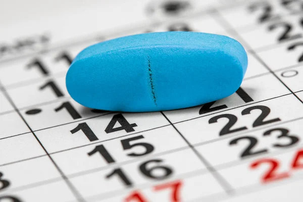 Blaue Medikamentenpille Auf Dem Hintergrund Des Monatskalenders Medizinkonzept Viagra Magenmedikamente — Stockfoto