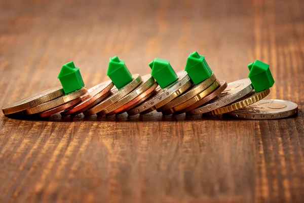 Stapel Munten Met Veel Huis Plastic Modellen Houten Tafel Besparen — Stockfoto